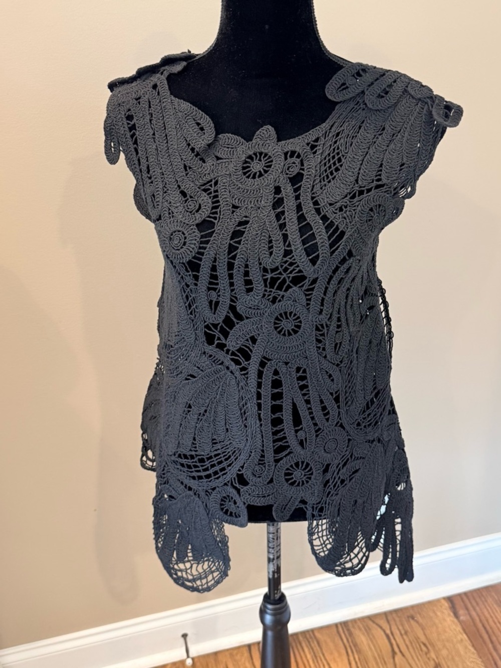NWT Women’s COMMENSE black crocheted sweater top- Size Small - Picture 4 of 12